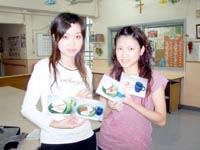 識別卡為與院友溝通的一種輔助工具,訓練員Rikki(右)和保健員Michelle(左),展示印有各種早餐圖片的識別卡,以供他們揀選。